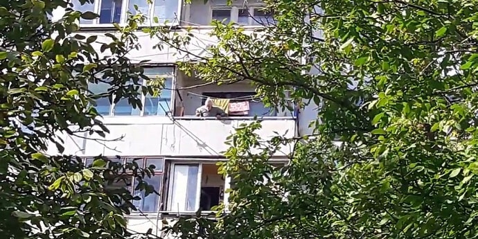 Рогачевский пенсионер сбрасывал на детей бутылки с водой. Говорит, шумели и мешали пить пиво