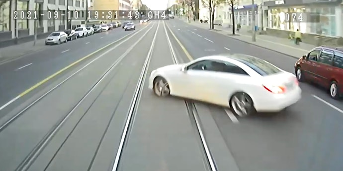 Девушка на Mercedes не уступила дорогу трамваю. Но как она это сделала! (видео)