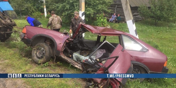 Гомельская область: «Москвич» врезался в водонапорную колонку и опору ЛЭП