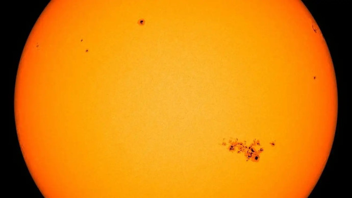 地球の15倍の大きさのスポットが太陽に出現 – 通信の中断が予想される