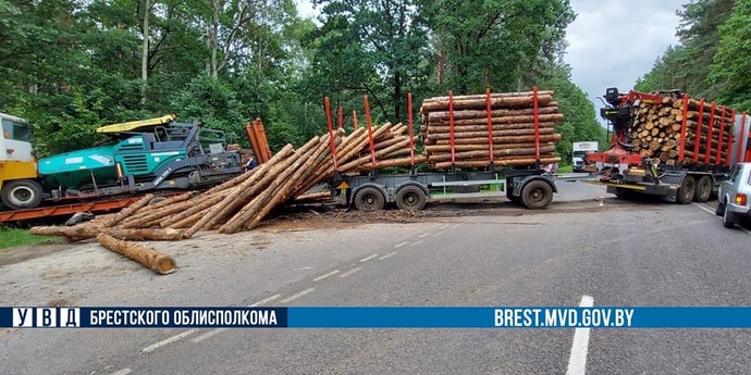 Лесовоз столкнулся с автопоездом, перевозившим асфальтоукладчик