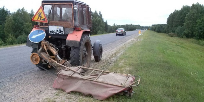 «Камень из-под косилки убить может». Водители жалуются на летящий в проезжающие машины щебень на трассах