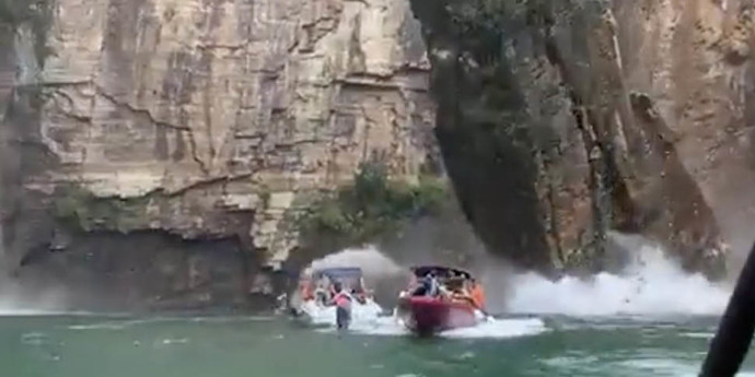 В Бразилии на озере скала обрушилась прямо на туристов. Погибли пять человек