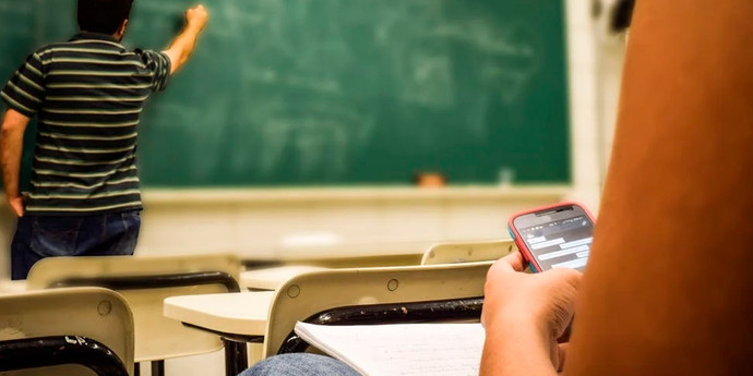 科学者たちは、ペアで生徒をスマートフォンから引き離す珍しい方法を提案した