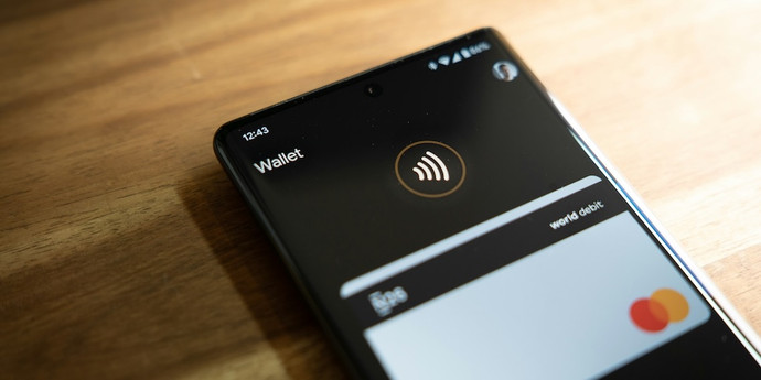 カードをスマートフォンに適用したところ、25,000 BYN を失いました。詐欺師がNFCを乗っ取った