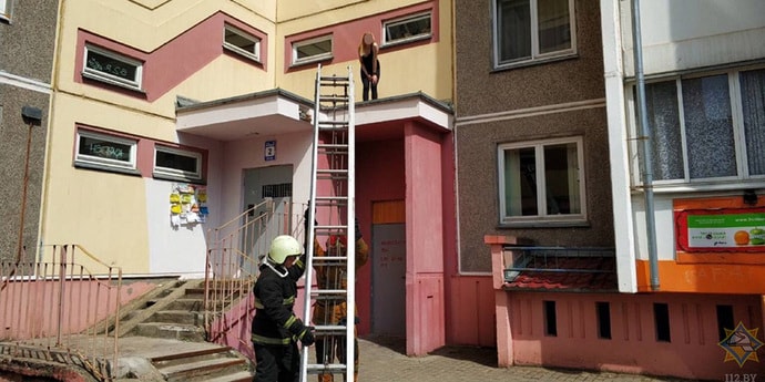 В Минске студентка залезла на козырек подъезда, а спуститься не смогла. Пришлось вызывать спасателей