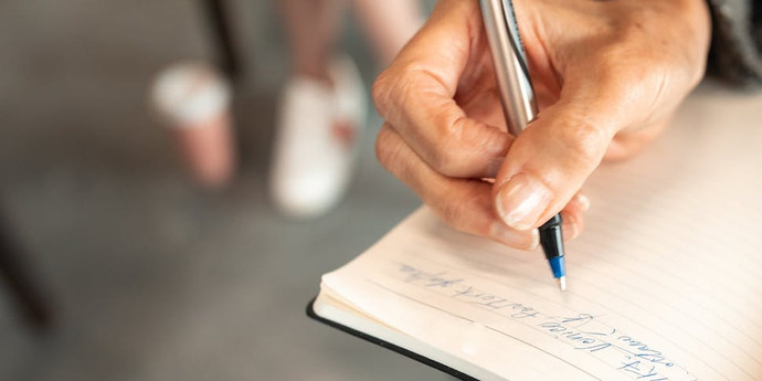 タイピングではなく手で書くほうが脳にとって健康的です