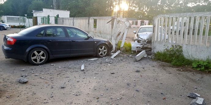 Автомобиль врезался в забор, когда его буксировали на гибкой сцепке. Пояснения водителя