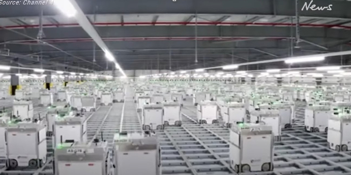 Посмотрите, как тысячи роботов собирают продукты для доставки покупателям