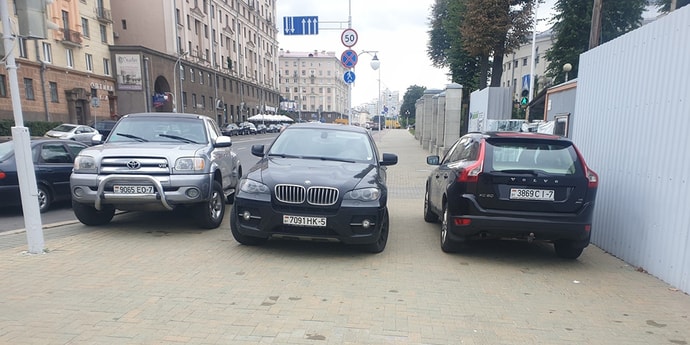 На тротуаре в три ряда: бессовестная парковка в самом центре Минска