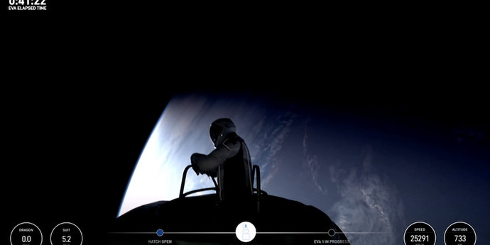 スペースXは史上初めて民間人を宇宙に打ち上げた