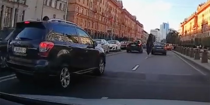 В центре Минска мотоциклист врезался в авто и перевернулся через голову вместе с байком (видео)