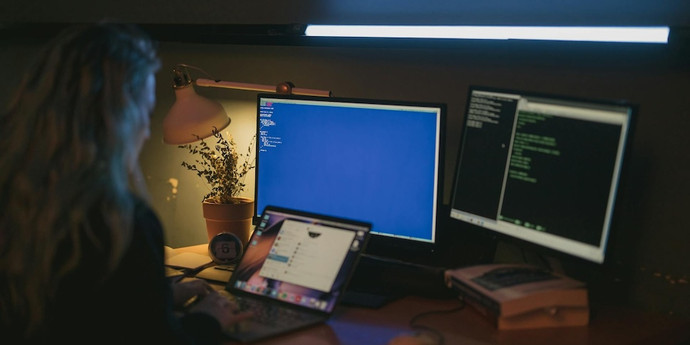 詐欺師がオンラインストアをハッキングして隠しマイニングを行った