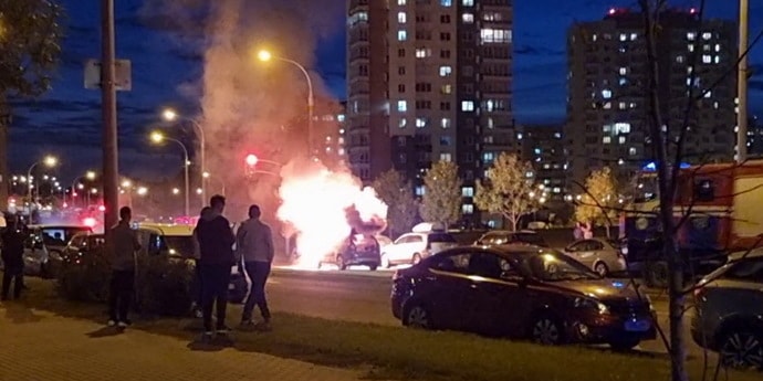 «Мгновенно повыбегали с огнетушителями». В Минске на дороге загорелась машина (видео)