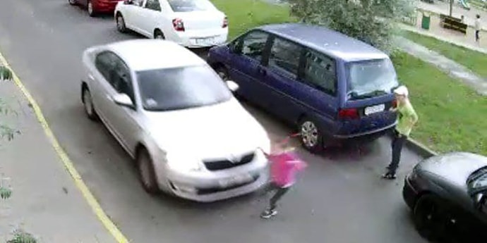 В минском дворе сбили девочку, ее увезли в больницу (видео, дополнено)