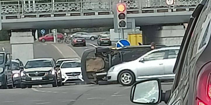 Авария в Минске, машина на боку