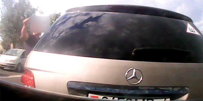 Водитель Mercedes подрезал и остановил автобус. Сначала сказал, машина сломалась, а потом — что стало плохо ребенку (видео)