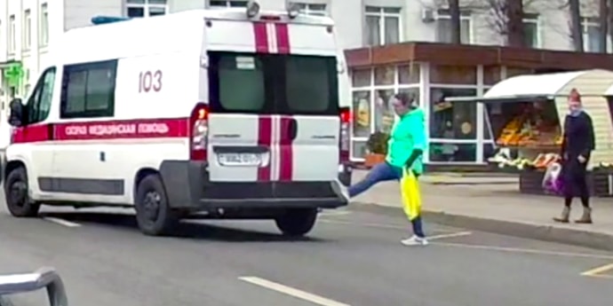 Она действительно хотела пнуть машину скорой помощи? Она действительно хотела пнуть машину скорой помощи?