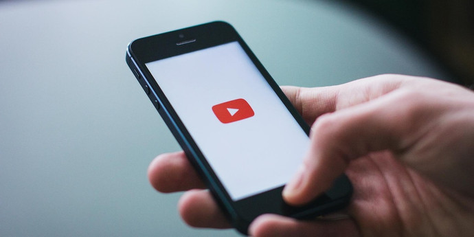 YouTube は最も怠け者向けに「何かを再生」ボタンをテスト中