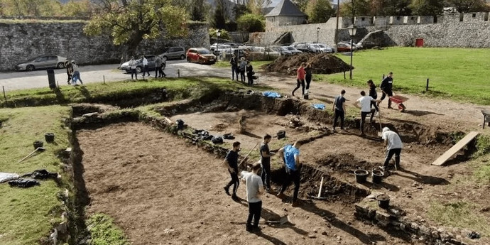 学生たちは古代の墓地遺跡を発見した