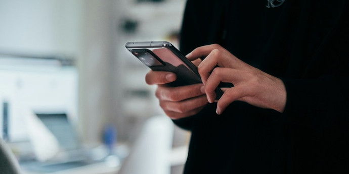 世界のスマートフォン出荷台数は2024年に12億台に増加
