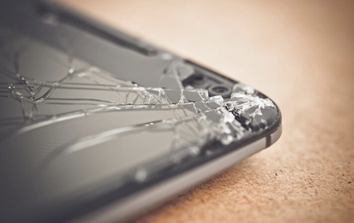 女性は自分のスマートフォンを修理のために友人に渡し、友人はそれをスペアパーツとして販売した。