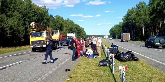 Трасса М1: мотоциклист из Германии врезался в молоковоз и погиб