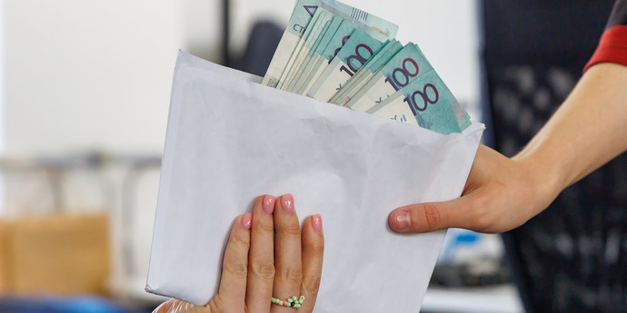 年金受給者が詐欺師に10万ルーブルを渡し、よくある詐欺の手口を信じた
