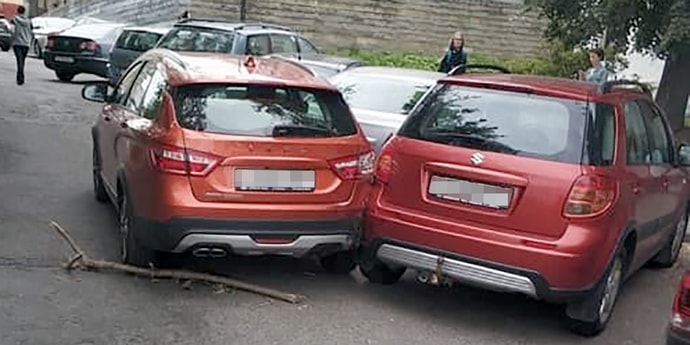 Lada Vesta эффектно скатилась с горки в четыре припаркованных авто