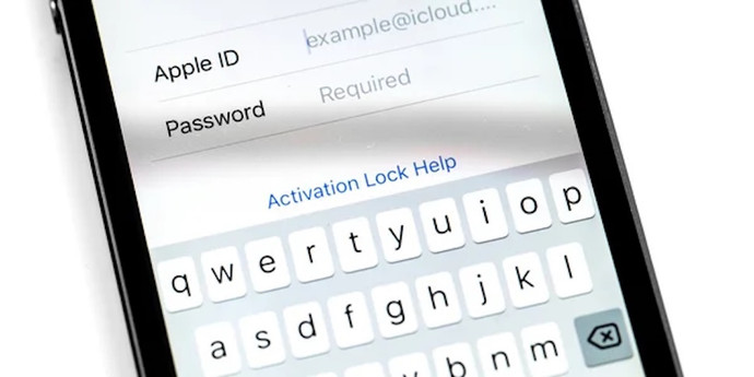 女子生徒たちはタロット リーダーとチャットしてゲームをダウンロードしたかったが、ロックされた iPhone が残された