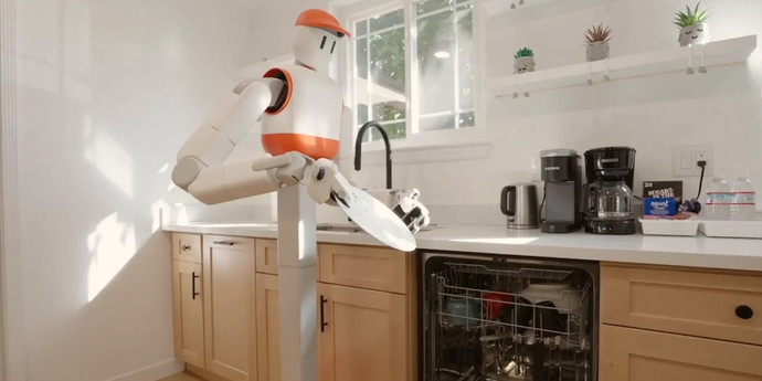 皿を片付けるレゴマンのようなロボット、メモをチェックしてください