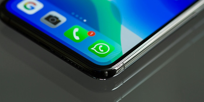 電話がかかってきて画面を見せてほしいと頼まれます。詐欺師たちはWhatsApp経由で不正行為を行う新たな手口を考え出した