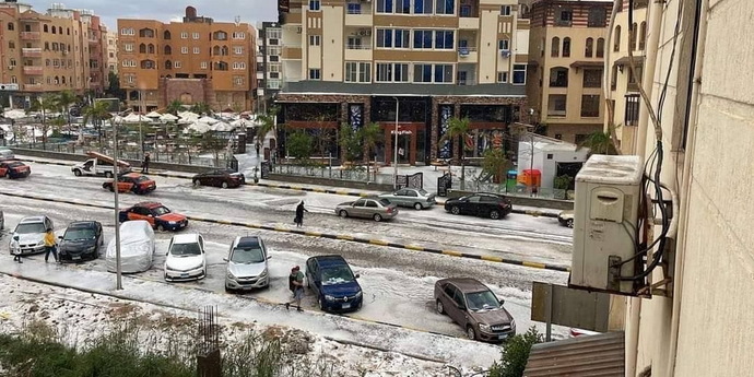 В Хургаде выпал снег. Египтяне впервые учатся лепить снежки, это очень смешно