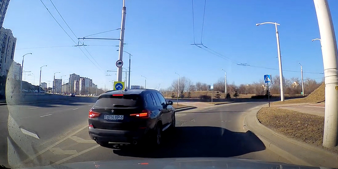 Разворот или стрелка? Водители повздорили, кто должен проехать первым