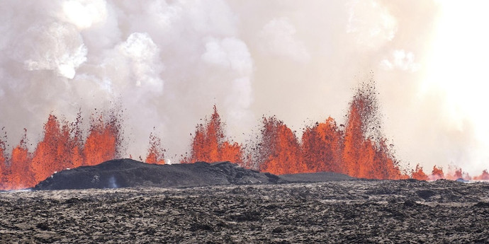 アイスランドで火山の噴火が起きています。 溶岩噴煙は50メートルまで吹き上がった