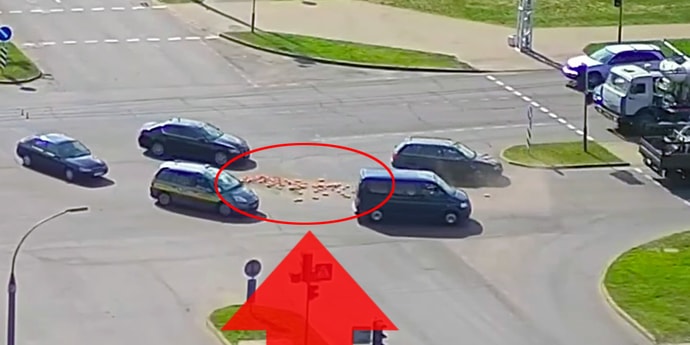 Навалил кирпичей на перекрестке. Происшествие в Бресте попало на видео (видео)
