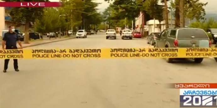Грабитель с гранатой ворвался в банк в Грузии (дополнено)