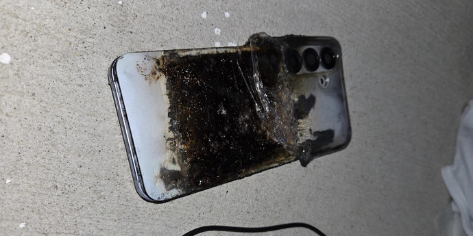 アメリカ人のSamsung Galaxy S25 Plusが夜間充電中に爆発
