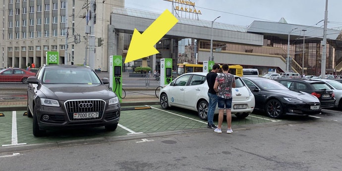 Это разве e-tron? На улице Бобруйской Audi припарковалась на месте для электромобилей
