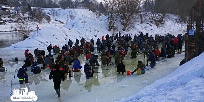 Толпа рыбаков на льду