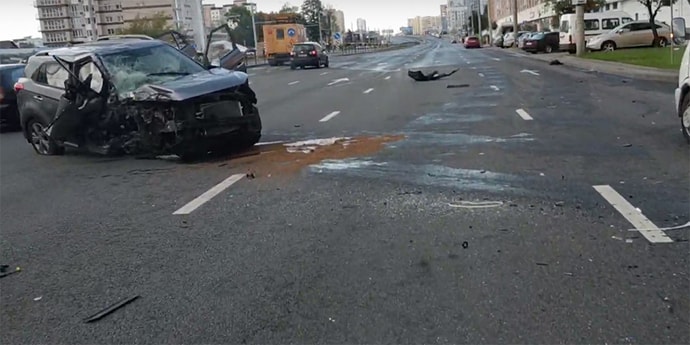 Нетрезвый мужчина на Hyundai врезался в столб на столичной магистрали (видео)