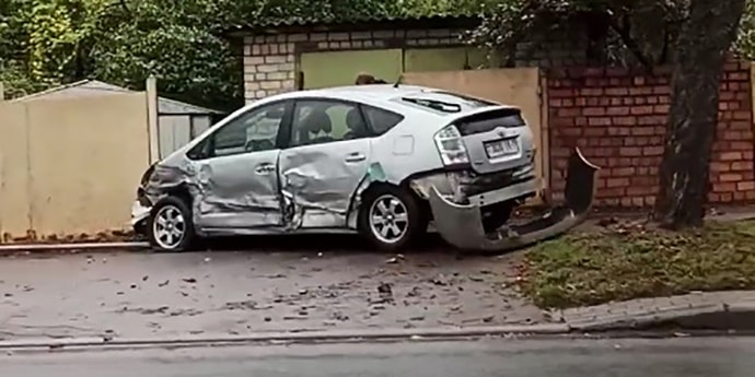 Авария на Орловке: Toyota оказалась на тротуаре (видео)