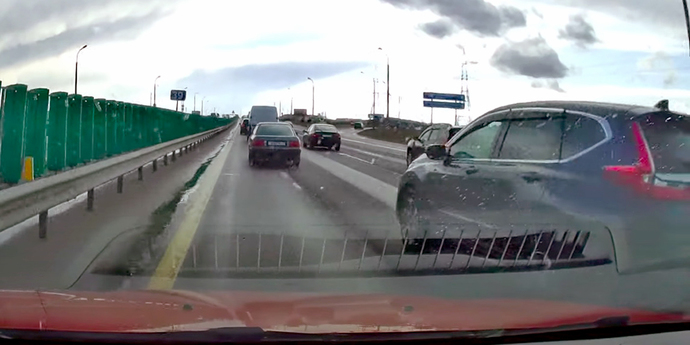 Мощнейший магнит тянет влево. Водители обсуждают типичную ситуацию на МКАД