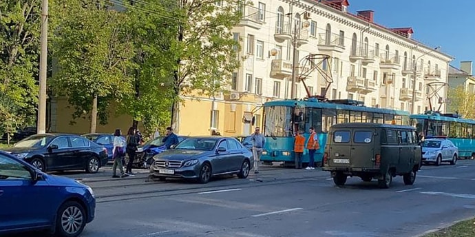Больше 20 трамваев были заблокированы из-за ДТП на улице Якуба Коласа (видео)
