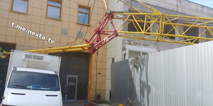 ЧП в районе улицы Якуба Коласа: на стройке упал подъемный кран