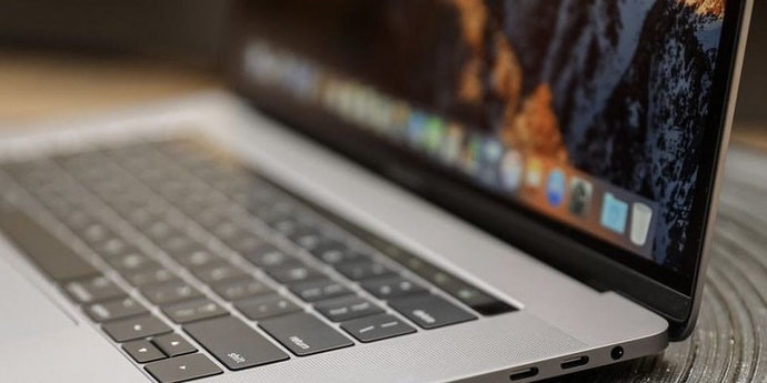 В США запретили брать в самолет MacBook Pro с огнеопасными батареями