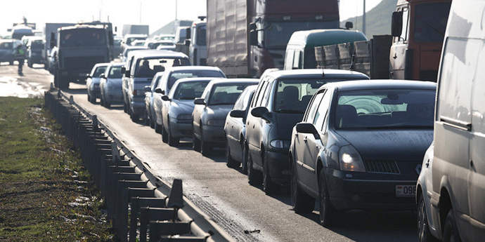 На МКАД пробка от Малиновки до съезда на улицу Монтажников