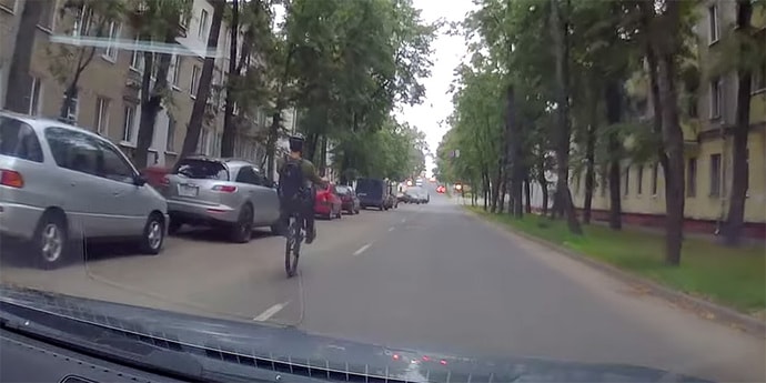 Конфликт: водителя обвинили в беспричинном сигнале, велосипедиста — в трюкачестве на дороге (видео)