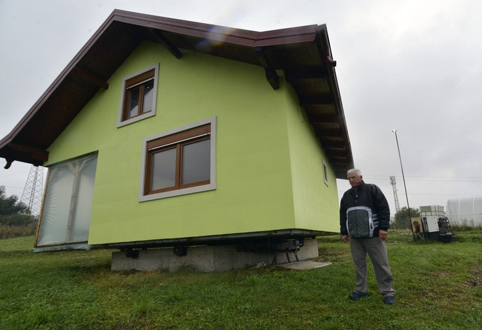 Мужчина построил вращающийся дом для своей жены