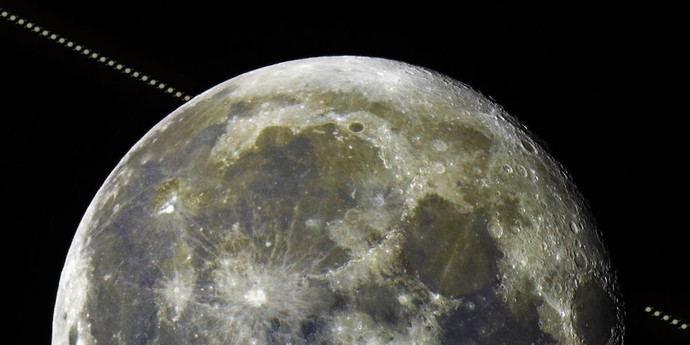 土星が月の後ろに消えた：写真あり